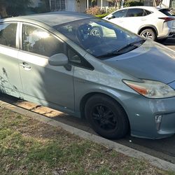 2012 Pruis clean title