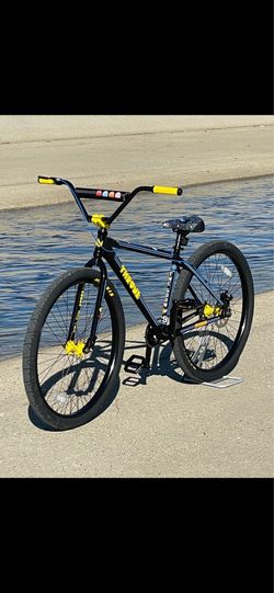 The Goon 29 inch throne