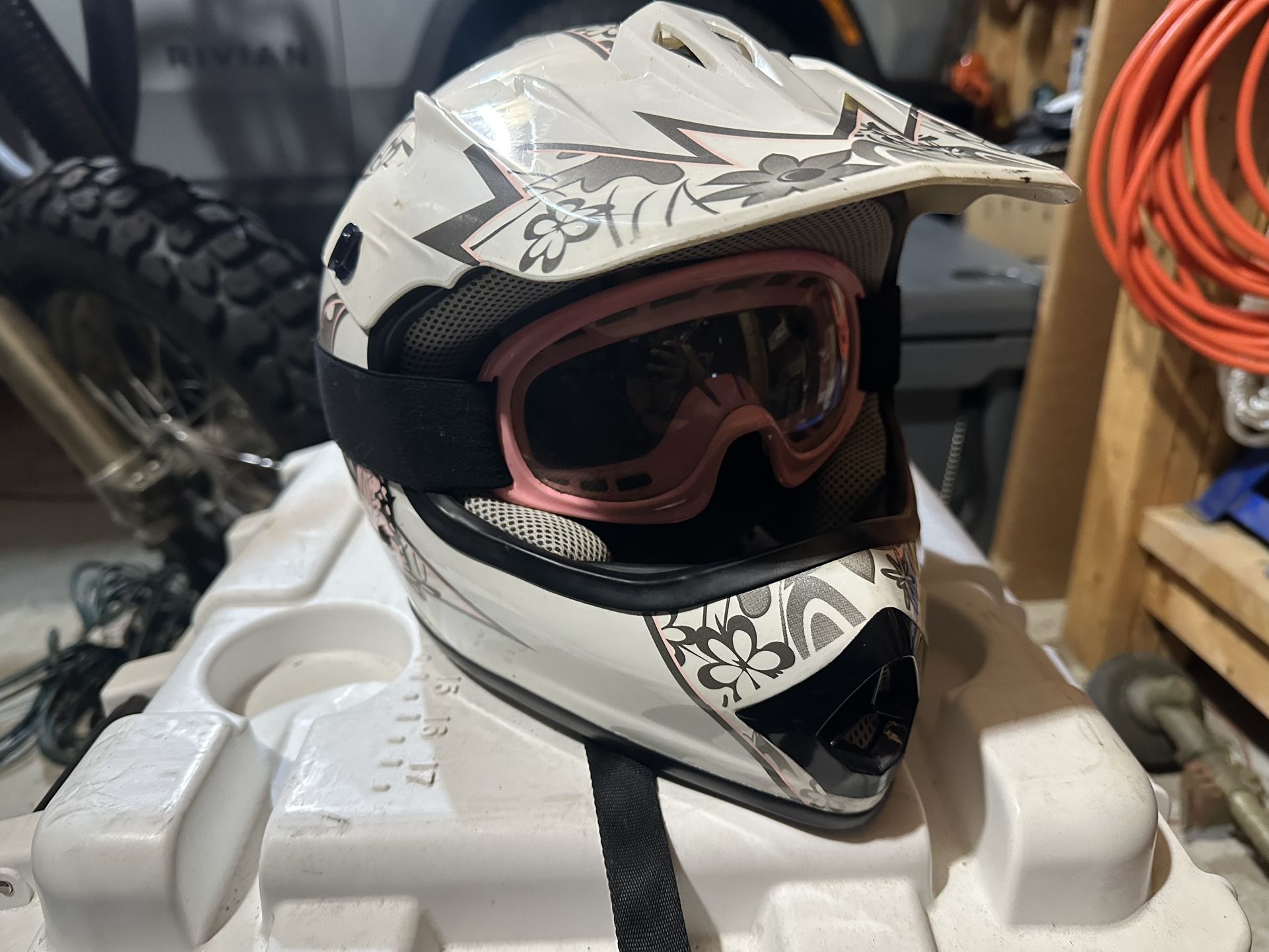 Youth 53-54cm Helmet And Goggles