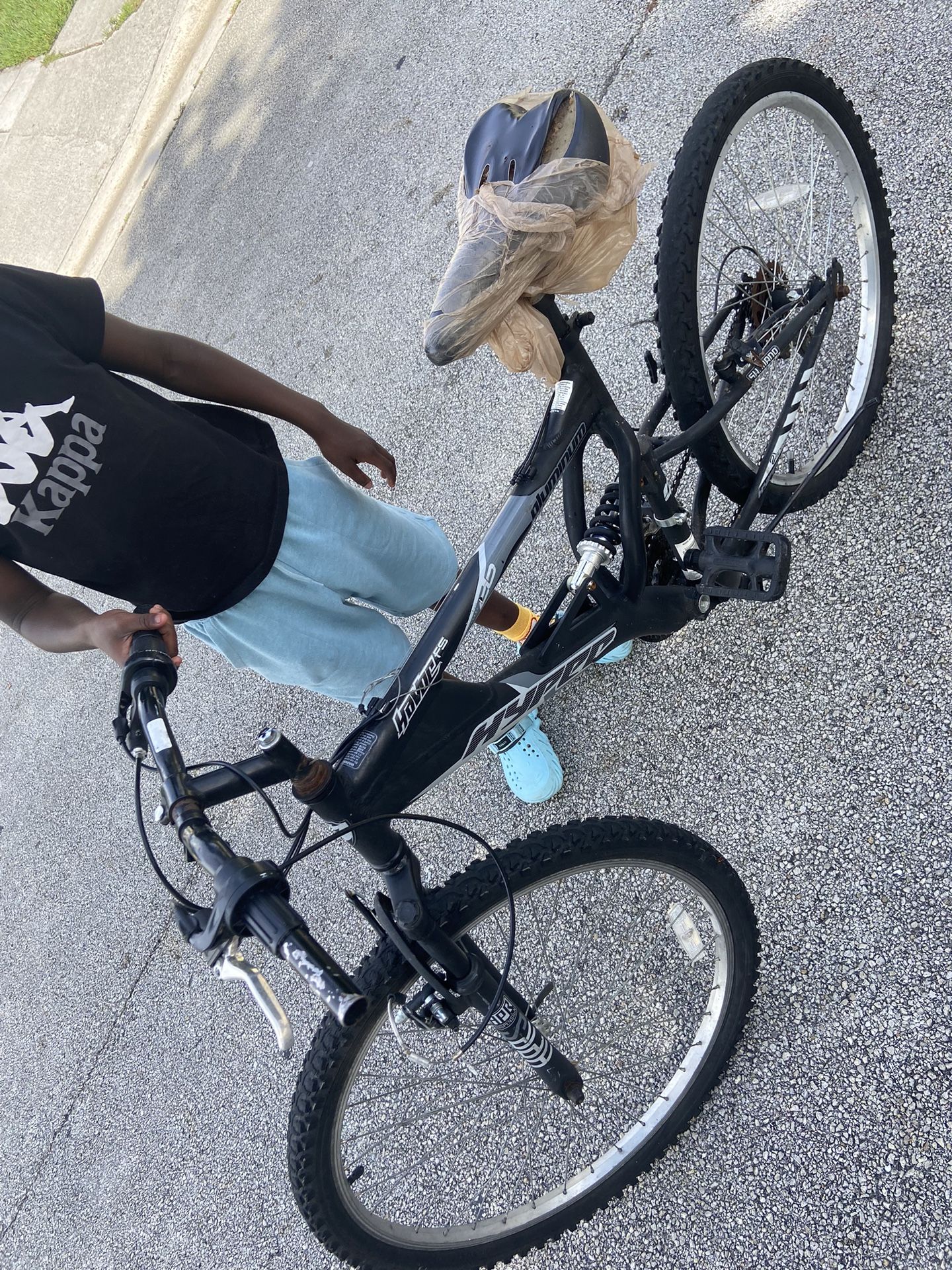 Selling A Crackhead Bike For 35 He Stole My Wig Off The Porch Nd Tried To Run But Couldn’t Make It Nvm To the Bike Fast Enough So Yes I’m Selling It