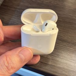 Apple AirPod Wireless Charging Case And Right AirPod