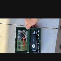 Singer Button Holler