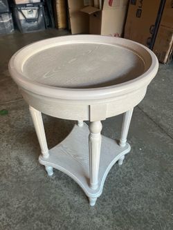 Cute end table! Light grey