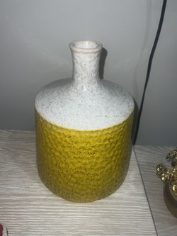 El Dorado Vase Yellow And White