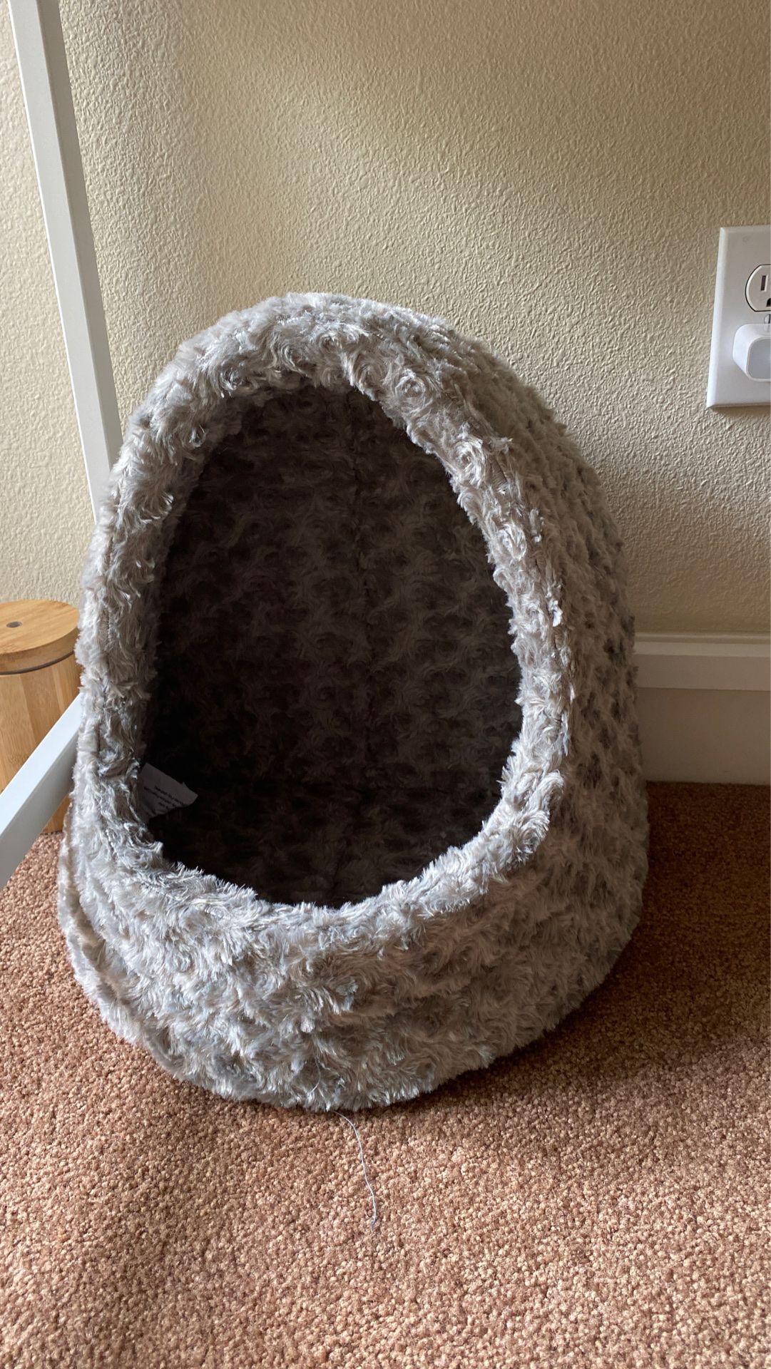 Hooded pet bed (cat/small dog)