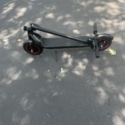E-SCOOTER (25 MPH, 25 MILES RANGE)