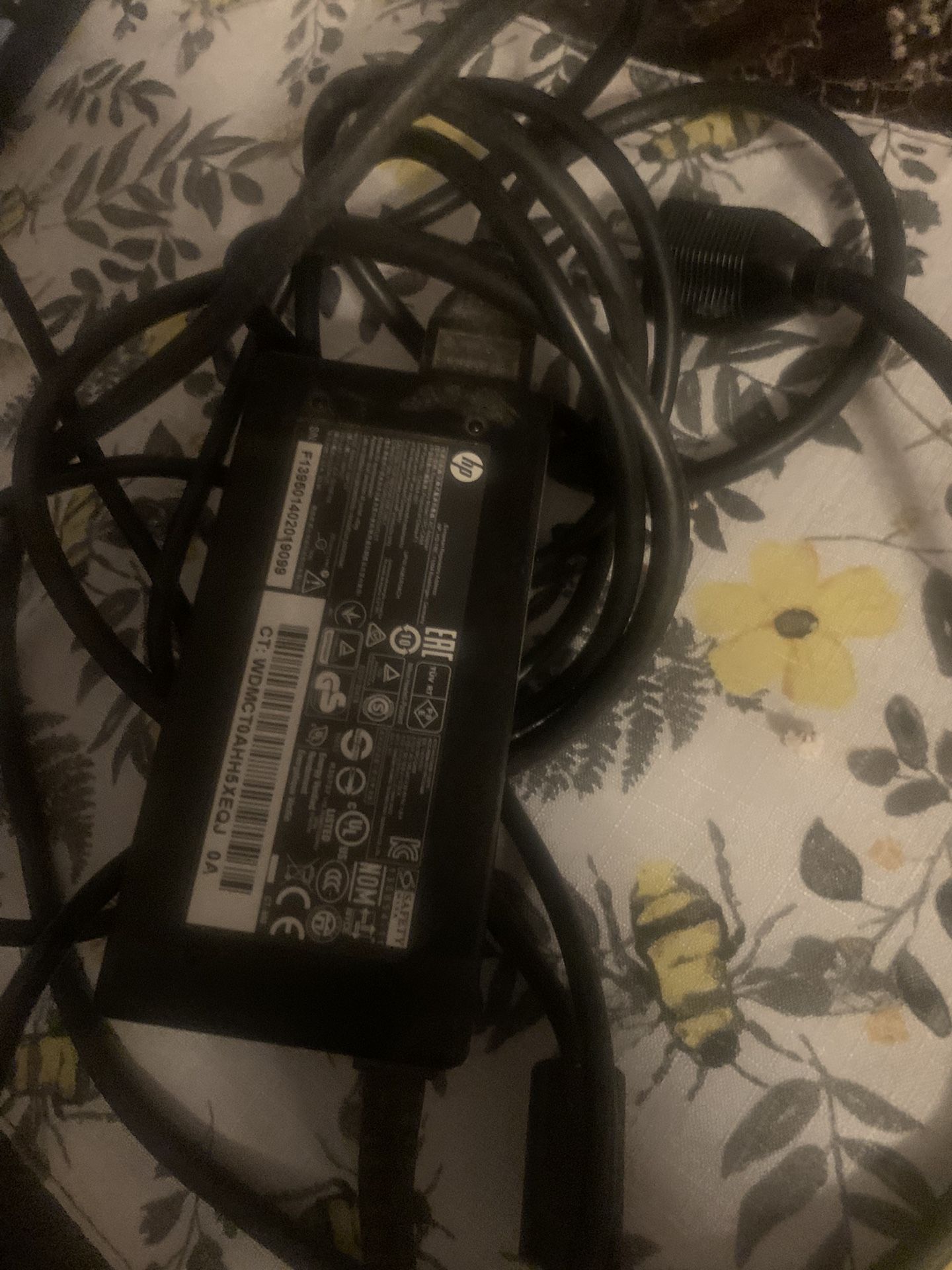Genuine HP 65W Wide Tip Travel AC Adapter