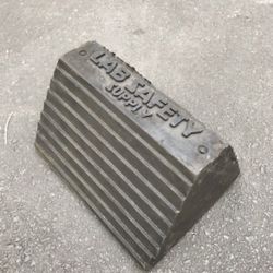 Heavy-duty rubber wheel chock