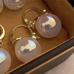 E184- Beautiful White Color Pearl Earrings!