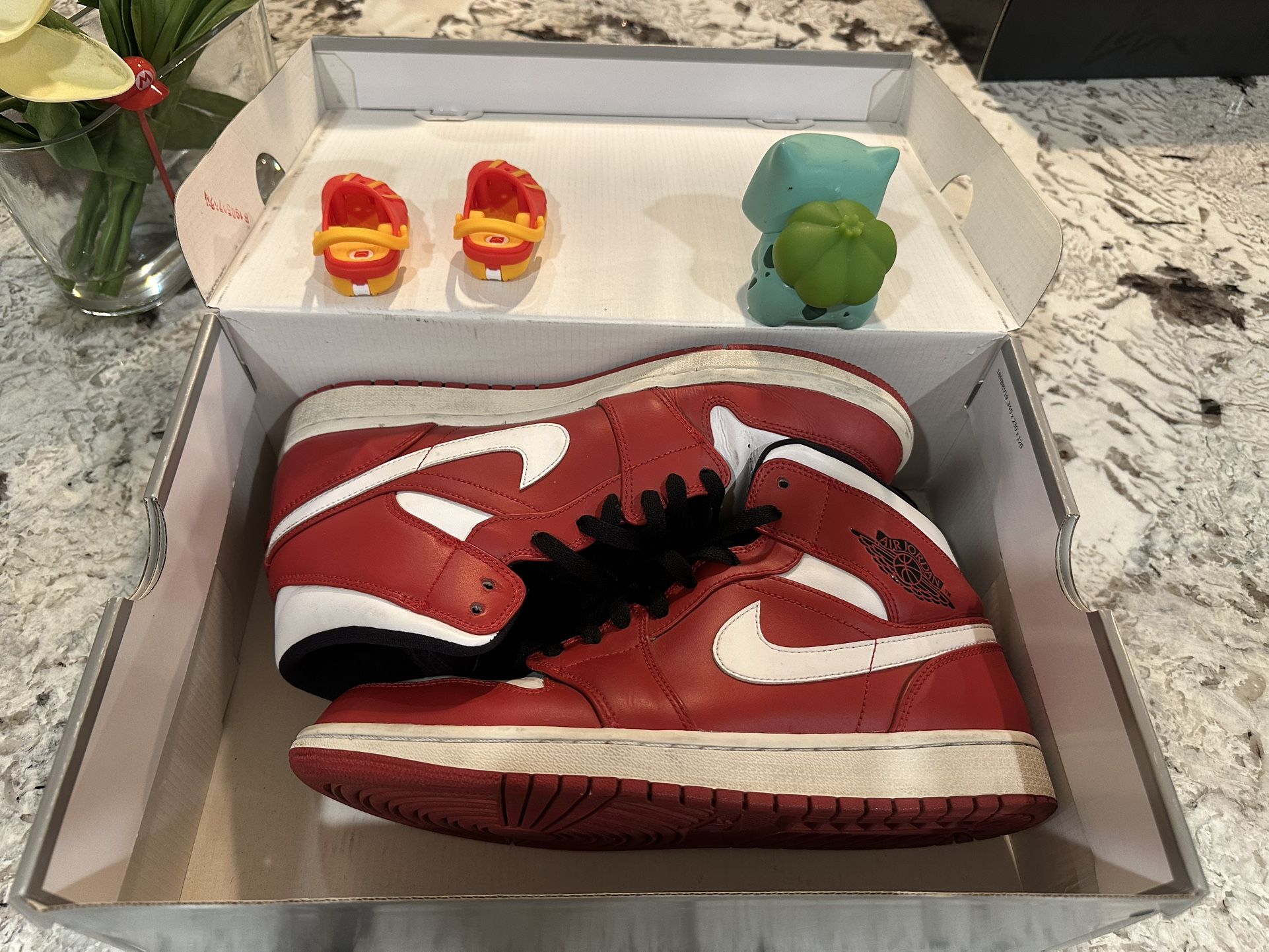 Air Jordan 1 Mid Red 