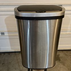 TRASH CAN WITH SENSOR