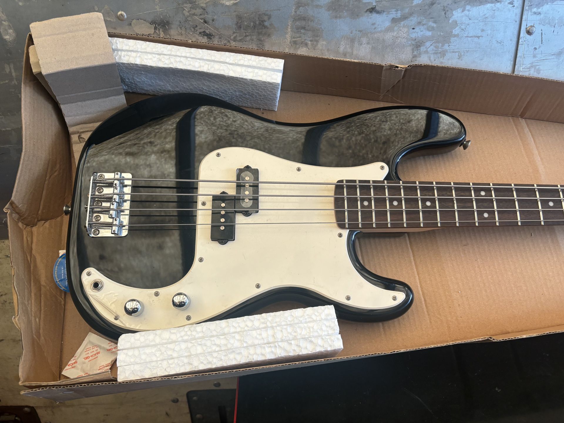 Fender Squier P-bass Guitar Affinity Series 