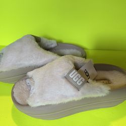 Uggs Slipper Size 6
