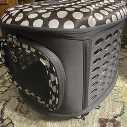 Pet Carrier Taxi for cat 🐈 or small dog 18" D x 14.5 W x 10.5" H Petmate