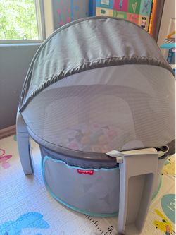 Fisher-Price Portable Bassinet On-The-Go Baby Dome, Travel Play Space with Developmental Newborn Toys & Canopy, Windmill