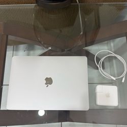 MacBook Pro ( Very Good Condition) reseted  like factory