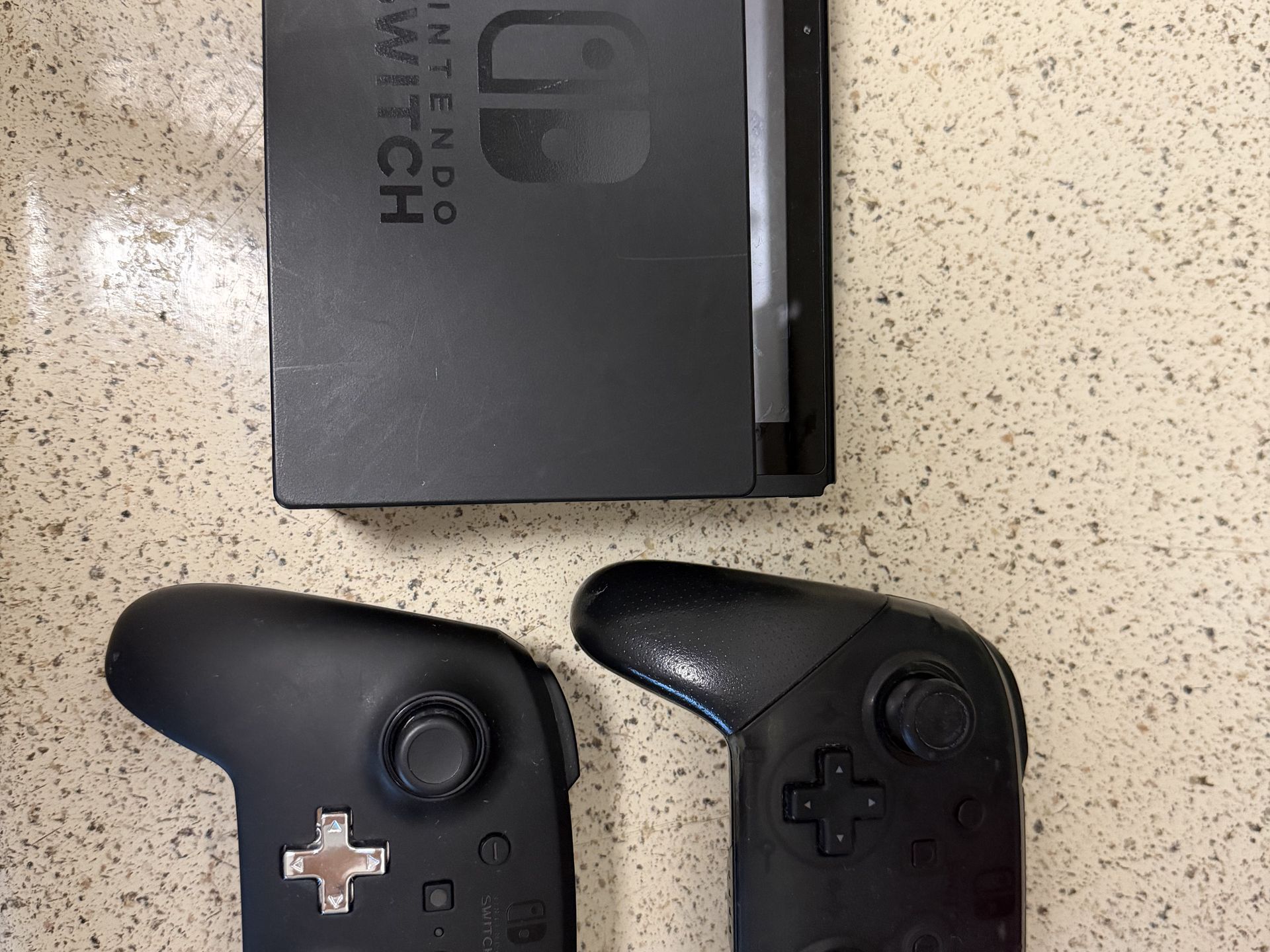 Nintendo switch (no joycons) 3 games, 2 games