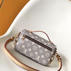 Louis Vuitton Pochette Métis East West Handbag 