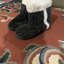 Women’s Fuzzy Boots 
