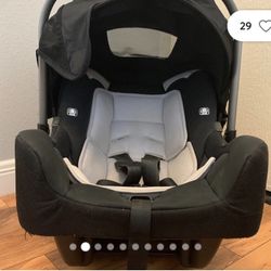 Nuna Pippa car Seat and base