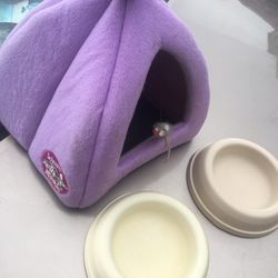 Little cat igloo with two bowls very nice only $15