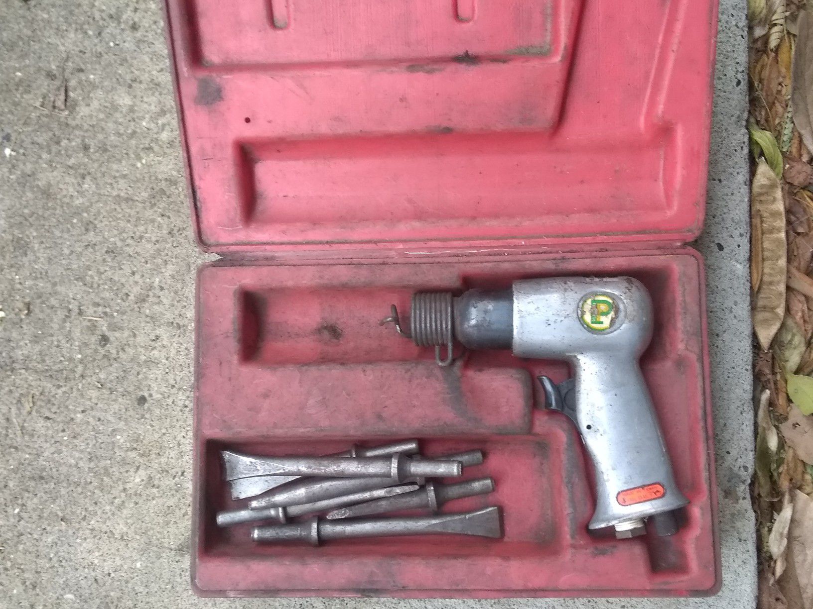 Older air hammer with chissels