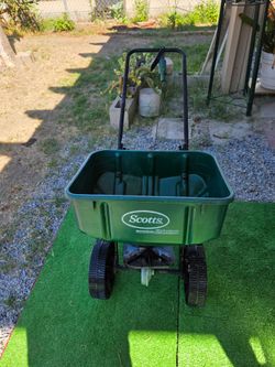 Scotts SpeedyGreen 2000 Broadcast Lawn Spreader - Good Condition