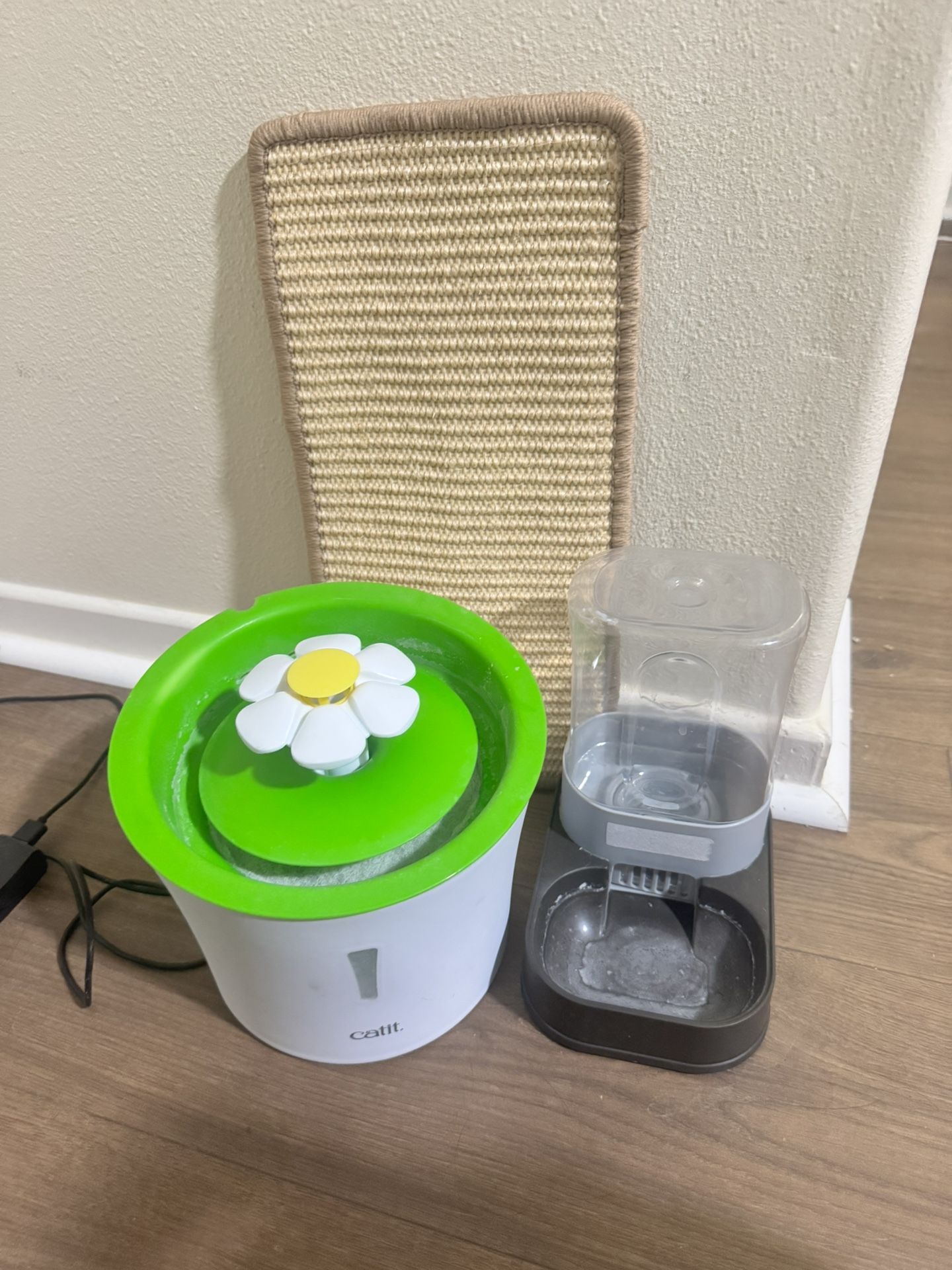 cat water fountain, scratcher Set