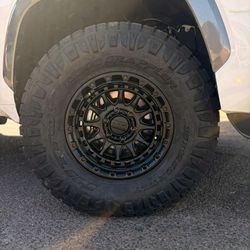 17x8.5 KMC Rines Y Llantas 35/1250/17 Nitto Ridge Grappler