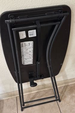 Folding table