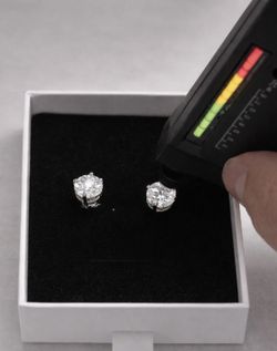 2CT Moissanite Hand-Set Stud Earrings - GRA Certified - Unisex