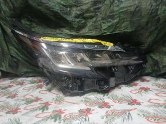 2021-23 Toyota Sienna Right Headlight