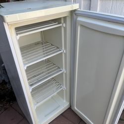 EXELENTE Freezer Ken more. Usado Pero Trabaja EXELENTE. Con 15 Días De Garantía 