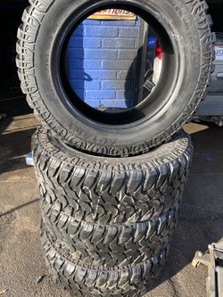 Like new set of 4 35/12.5/20 mud tires