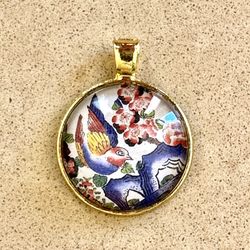 🌸 Beautiful Asian bird & floral art circle pendant with glass dome covering in gold tone metal setting