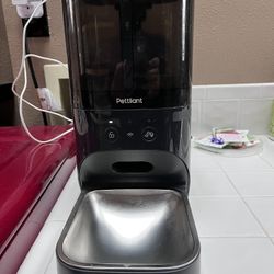 Pettliant Automatic Feeder