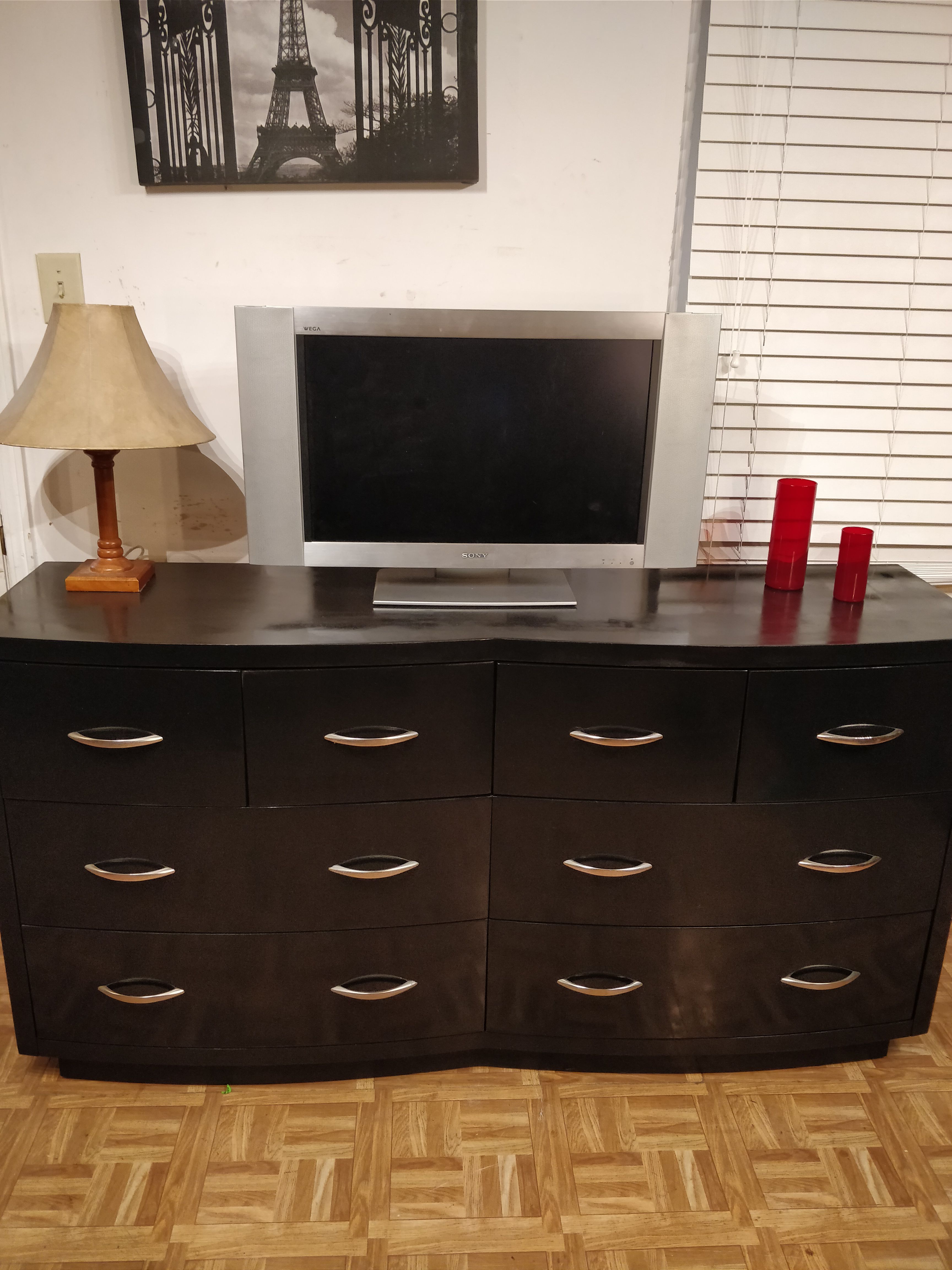 Like new modern solid wood bug dresser/TV stand/buffet with 8 drawers in very good condition, all drawers sliding smooth