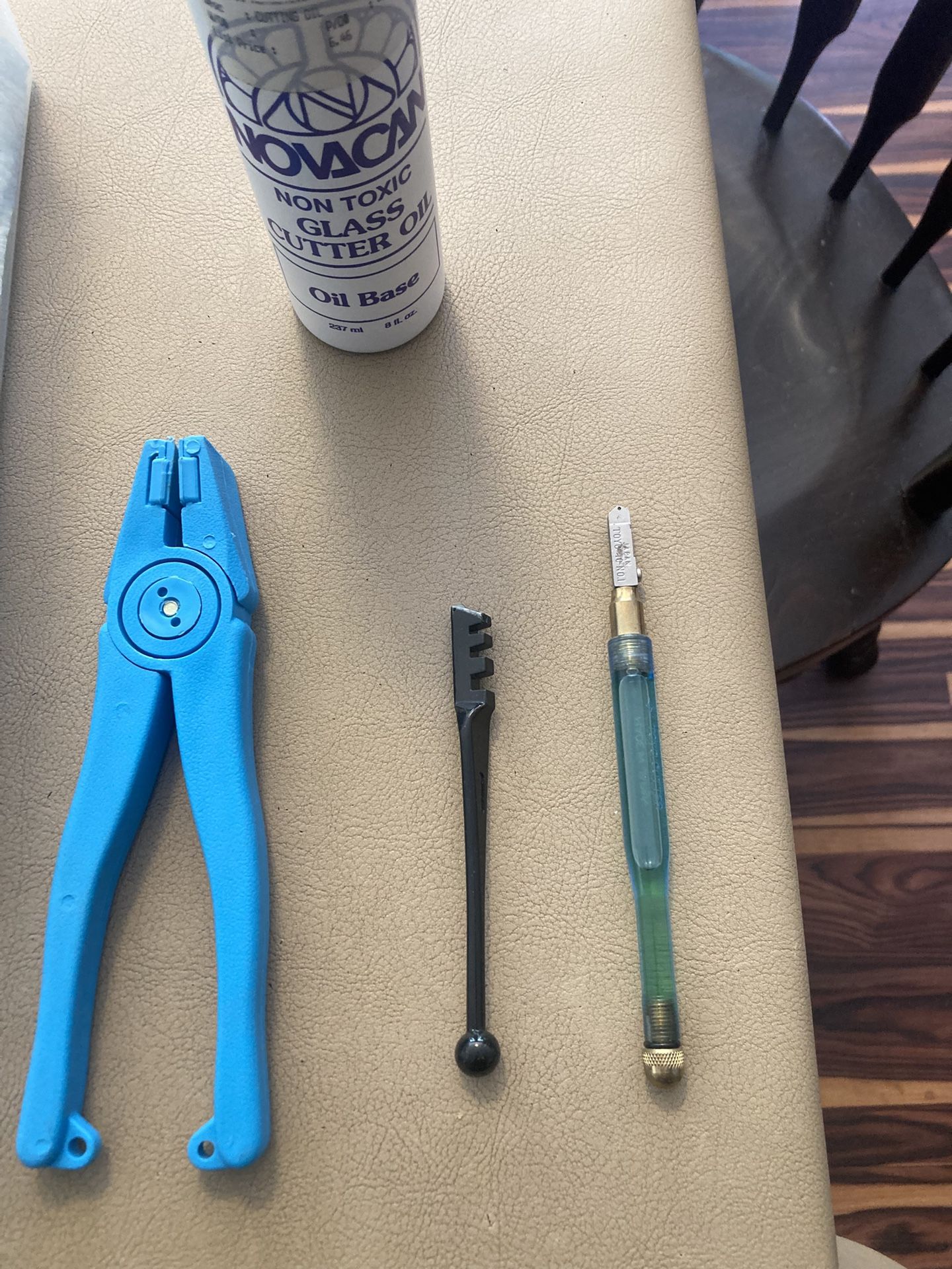 Glass cutters with oil and practice glass