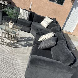 Living spaces sectional couch 🛋️