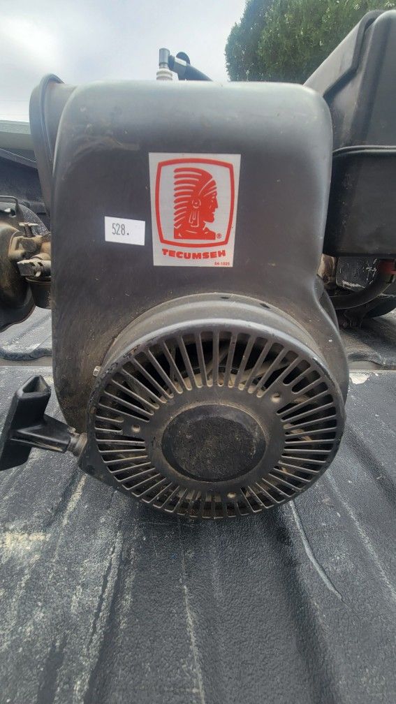 Tecumseh HS40-55565K 4HP serial 91220 vintage mini bike engine was running when pulled from the cart has been sitting for a few years so carburetor