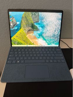 Surface Pro 9 12th Gen Intel i7 w/ Detachable Magnetic Keyboard and Pen