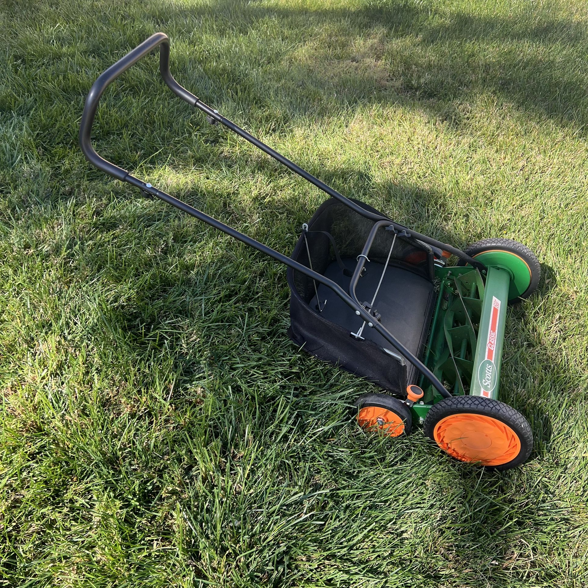 Used 20 in. Manual Walk Behind Reel Lawn Mower, Includes Grass Catcher