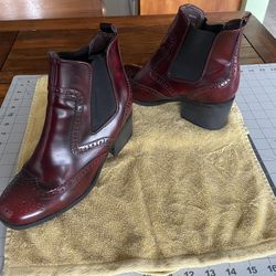 Burgundy Vegan Chelsea Boots Size 8 Women’s 