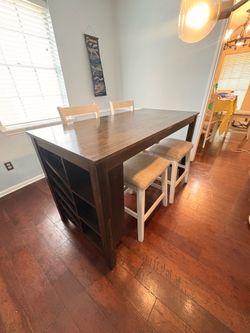 Dining room table  Must go! Be offer!
