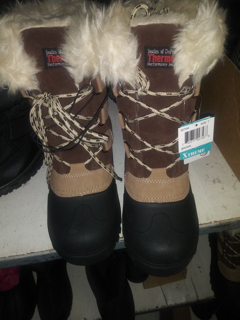 Women's New Snow Boots: size 6