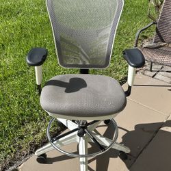Flash Furniture Tyler Mid-Back Mesh Ergonomic Drafting Chair