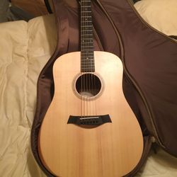 Taylor 10e Guitar w/case