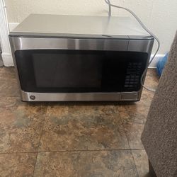 GE Stainless Steel Microwave – Brand New 