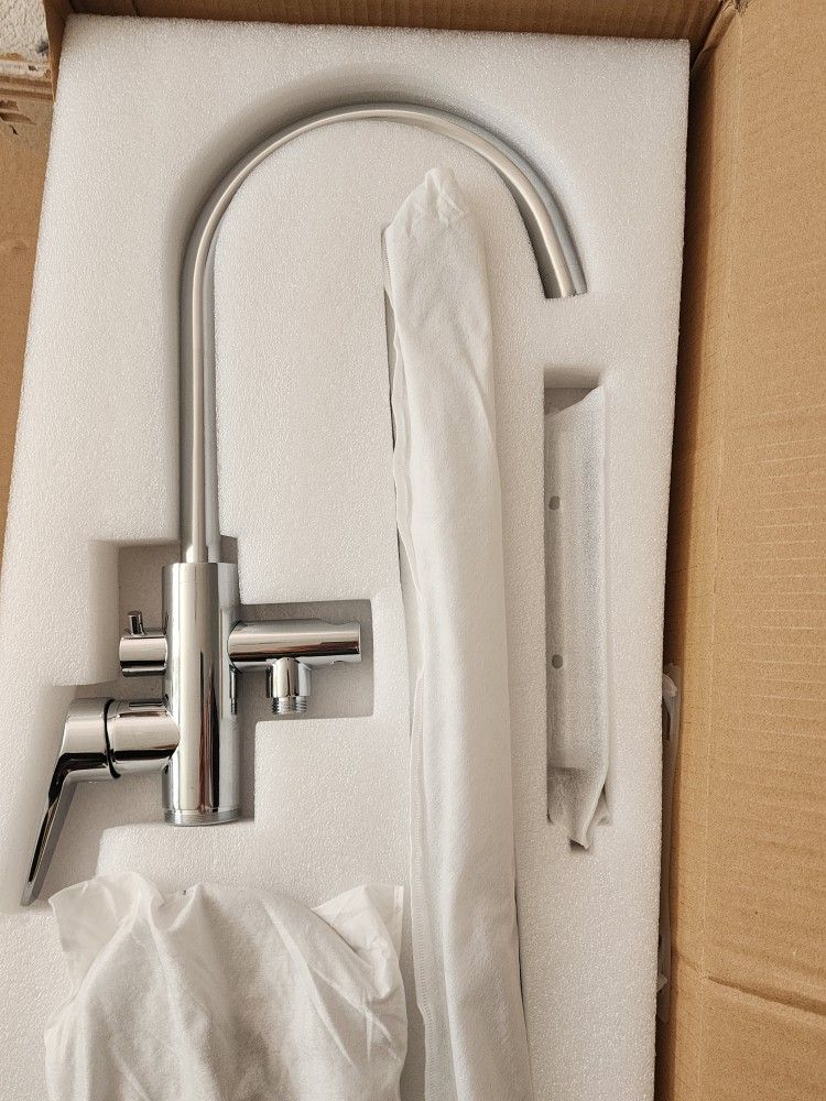 Faucet. AKDY TF0050 Glossy Chrome 1-handle Residential Freestanding High-Arc Bathtub faucet with hand shower.