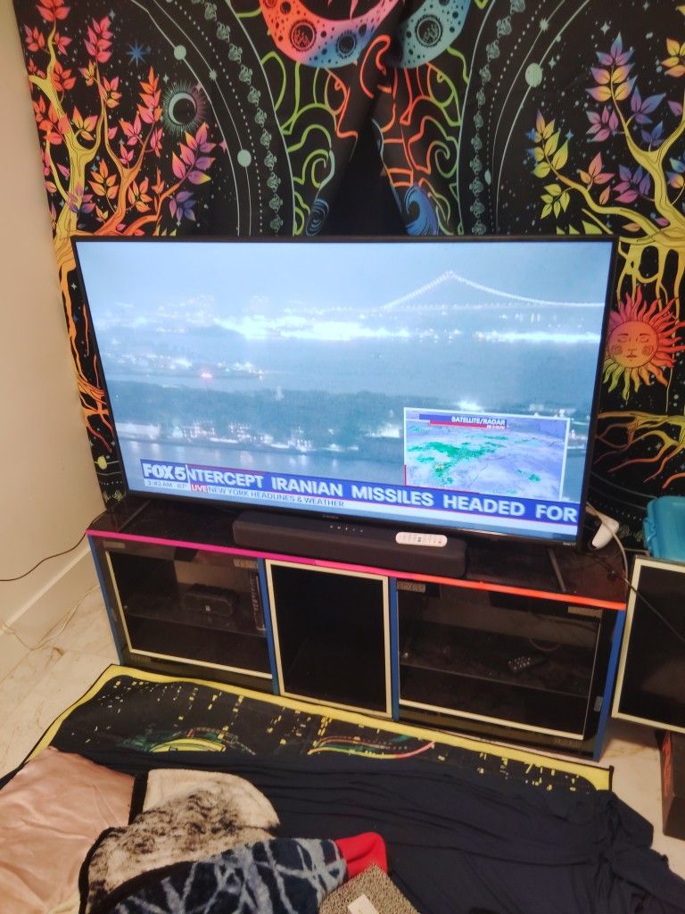 55' Westinghouse Smart Tv/ TV Stand